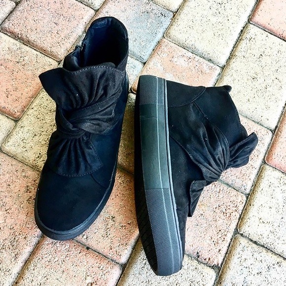 Shoes - Black bow high top